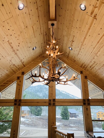 Bighorn Lodge-10 minutes to YNP+Hot tub+Wifi+AC