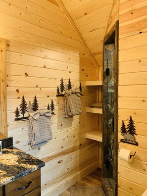 Interior - Bighorn Lodge-10 minutes to YNP+Hot tub+Wifi+AC (Island Park)