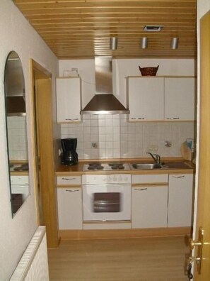 Réfrigérateur, four, plaque de cuisson, cafetière/bouilloire