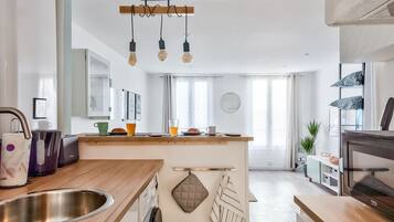 Kühlschrank, Mikrowelle, Herdplatte, Wasserkocher mit Kaffee-/Teezubehör