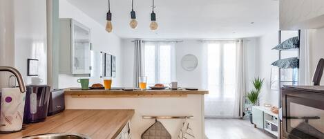 Kühlschrank, Mikrowelle, Herdplatte, Wasserkocher mit Kaffee-/Teezubehör