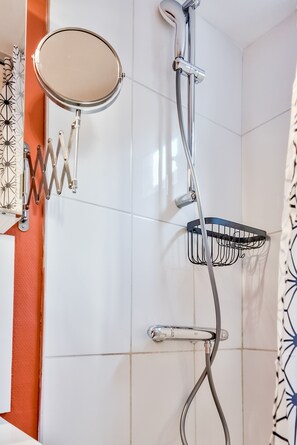 SĂšche-cheveux, serviettes fournies, savon, papier toilette