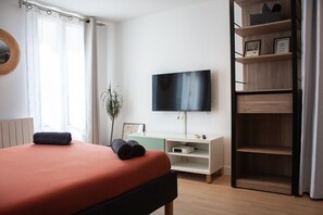 1 bedroom, iron/ironing board, WiFi, bed sheets - Cosy studio in the heart of the historic center (Pontoise)