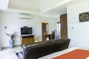 Suite, 1 Bedroom | 1 bedroom, minibar, in-room safe, desk