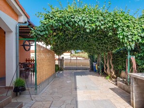 Outdoor dining - apartment "Arijana2" with private terrace (Medulin)