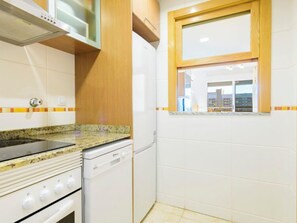 Réfrigérateur, micro-ondes, lave-vaisselle, grille-pain