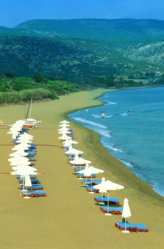 Secluded Restored Farmhouse With Private Pool, 2 Bedrooms and Free Car