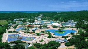 Un complexe hôtelier doté de plusieurs piscines, d’un parc aquatique et d’une vaste plage.