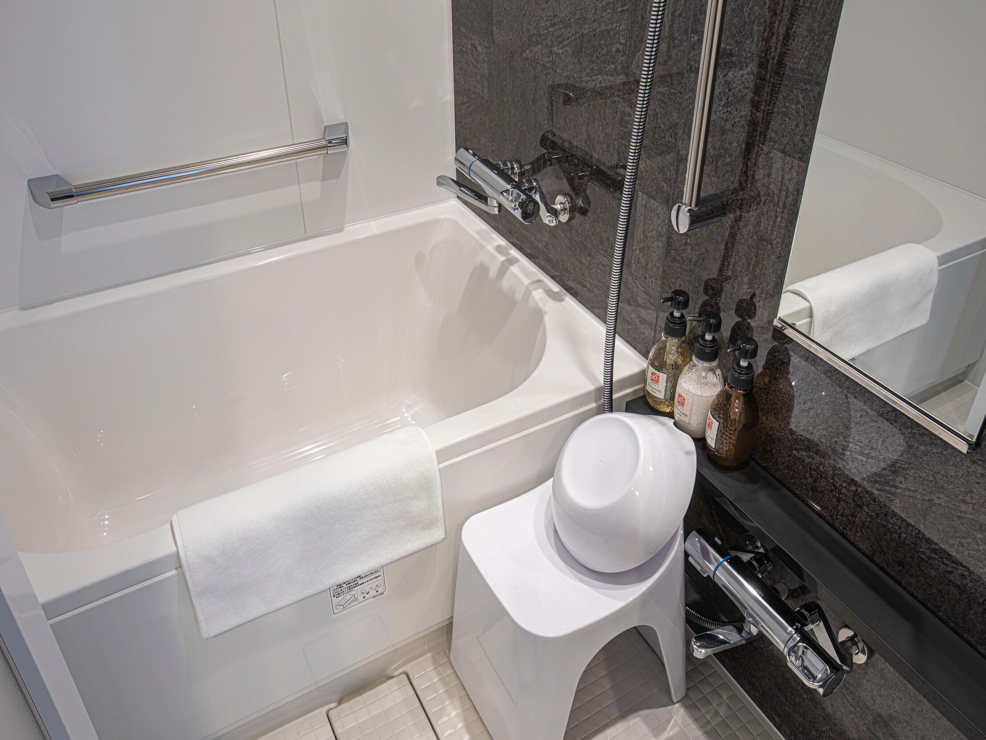 japanese style twin room | deep-soaking bathtub