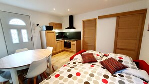 1 chambre, lit parapluie, Wi-Fi gratuit, draps fournis