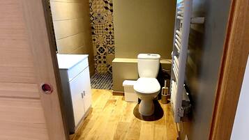 Secador de pelo, toallas y papel higiénico