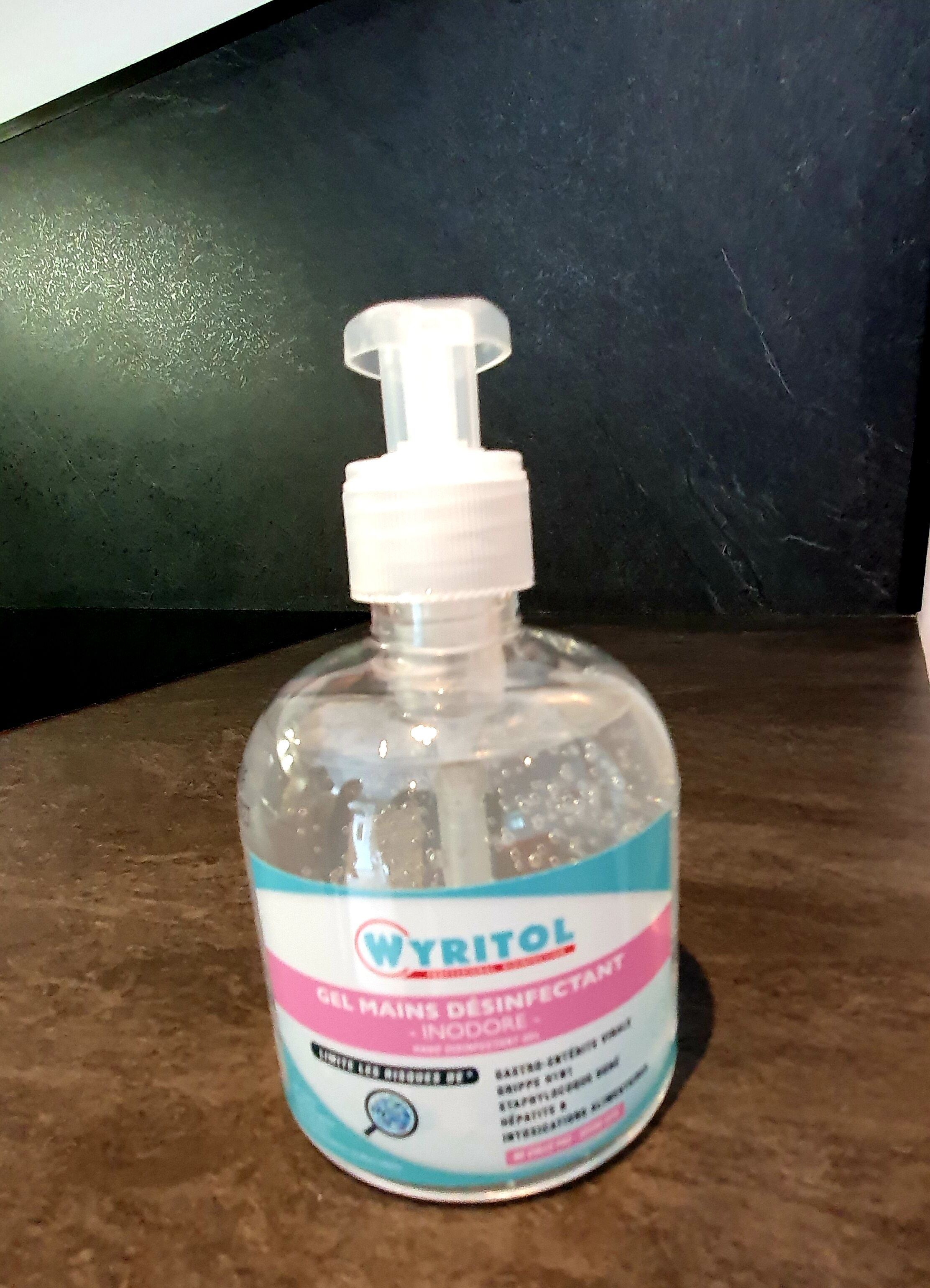 En flaska med Wyritol-desinfektionsmedel står på en bänkskiva.