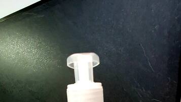 En flaska med Wyritol-desinfektionsmedel står på en bänkskiva.