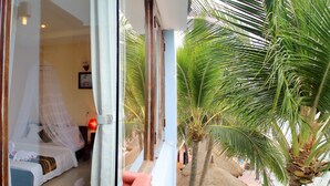 Une chambre d’hôtel avec un lit, une fenêtre et une vue sur des palmiers et une plage.
