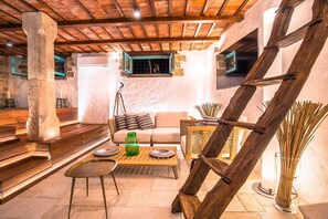 电视、壁炉、DVD 播放器、立体声音响