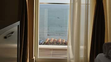 Deluxe Triple Room | Minibar, in-room safe, desk, soundproofing