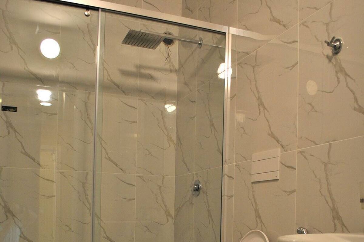Dusche, Haartrockner, Handtücher, Seife