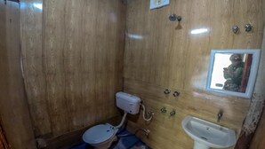 Deluxe Room | Bathroom - AYOYA Malana - Shiva Cafe (Bhuntar)