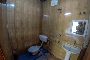 Deluxe Room | Bathroom - AYOYA Malana - Shiva Cafe (Bhuntar)