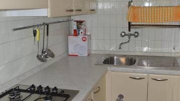 Réfrigérateur, four, plaque de cuisson