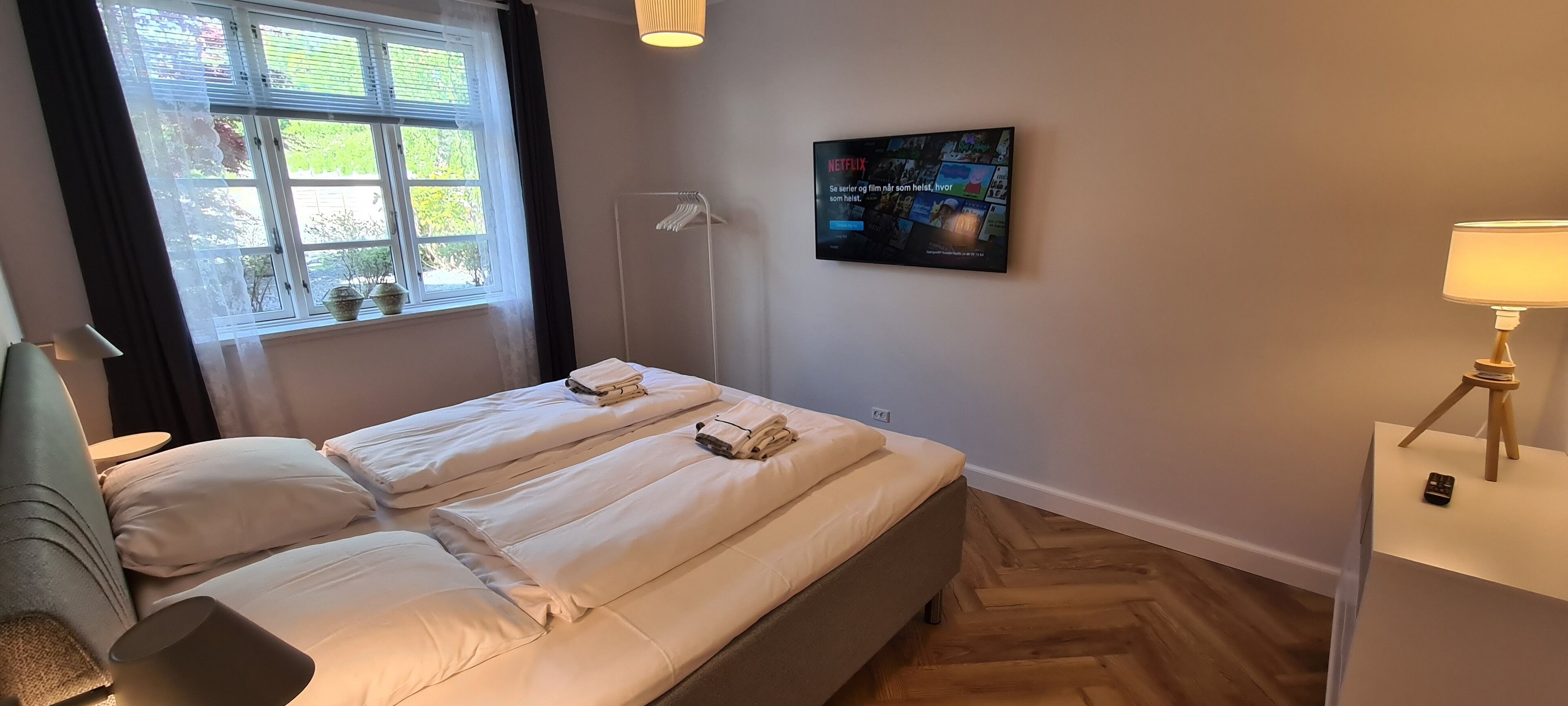 2 عدّة غرف نوم وأغطية فراش متميزة وبديكورات فريدة لكل غرفة