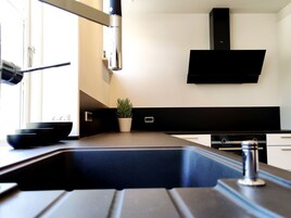 Refrigerador con freezer, horno, placa de cocina, lavavajillas