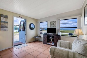 TV - Short Stroll to Beach | Dog-Friendly  Free Parking  Ocean Views | Close
to Dining & Shops | Free Wi (Flagler Beach)