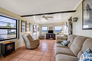 TV - Short Stroll to Beach | Dog-Friendly  Free Parking  Ocean Views | Close
to Dining & Shops | Free Wi (Flagler Beach)