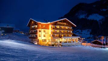 Majoituspaikan julkisivu illalla/yöllä