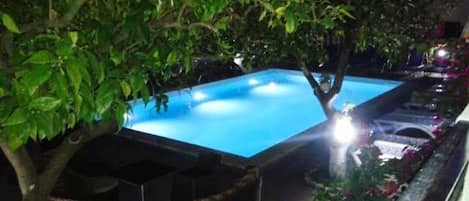 Alberca al aire libre por temporada y sombrillas en la alberca