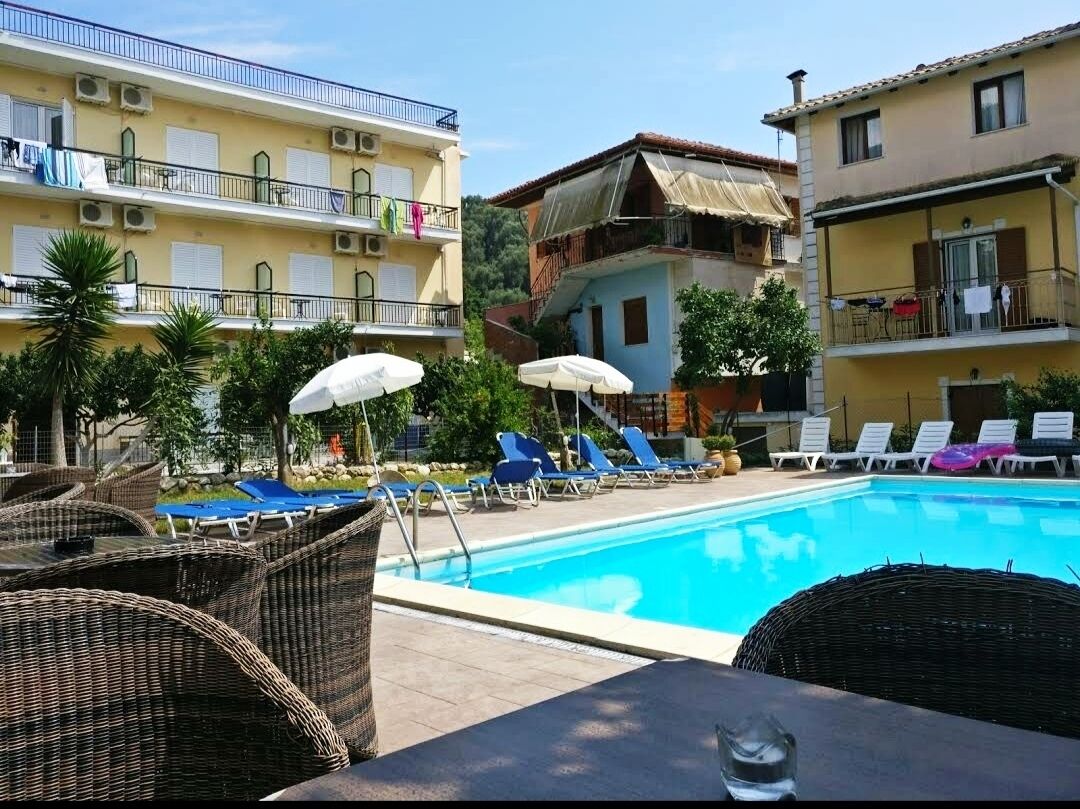 Una piscina al aire libre de temporada, sombrillas