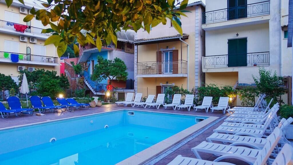 Una piscina al aire libre de temporada, sombrillas