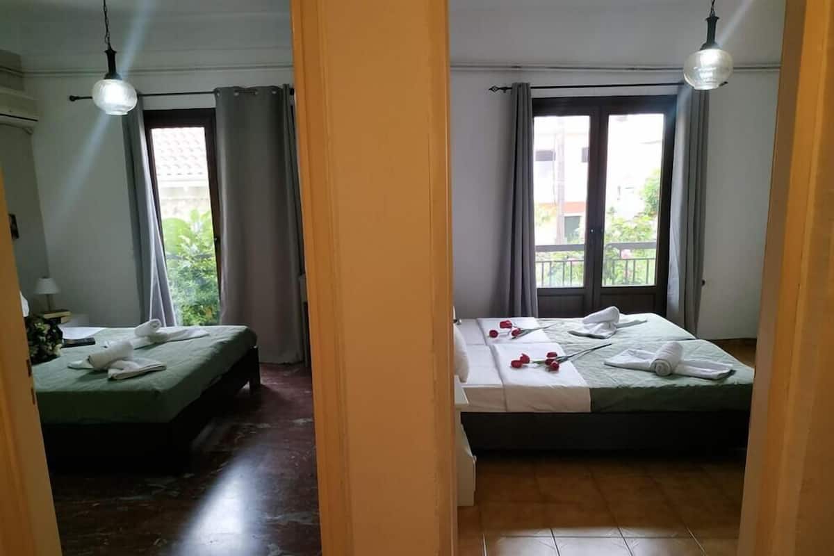 Familiekamer, balkon | Een kluis op de kamer, geluiddichte muren, gratis babybedden