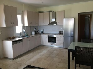 Fridge, oven, stovetop, coffee/tea maker