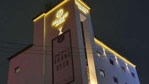 A hotel with a sign indicating a grand opening. - Cheonan Brown Dot Hotel Cheonan Station (Cheonan)