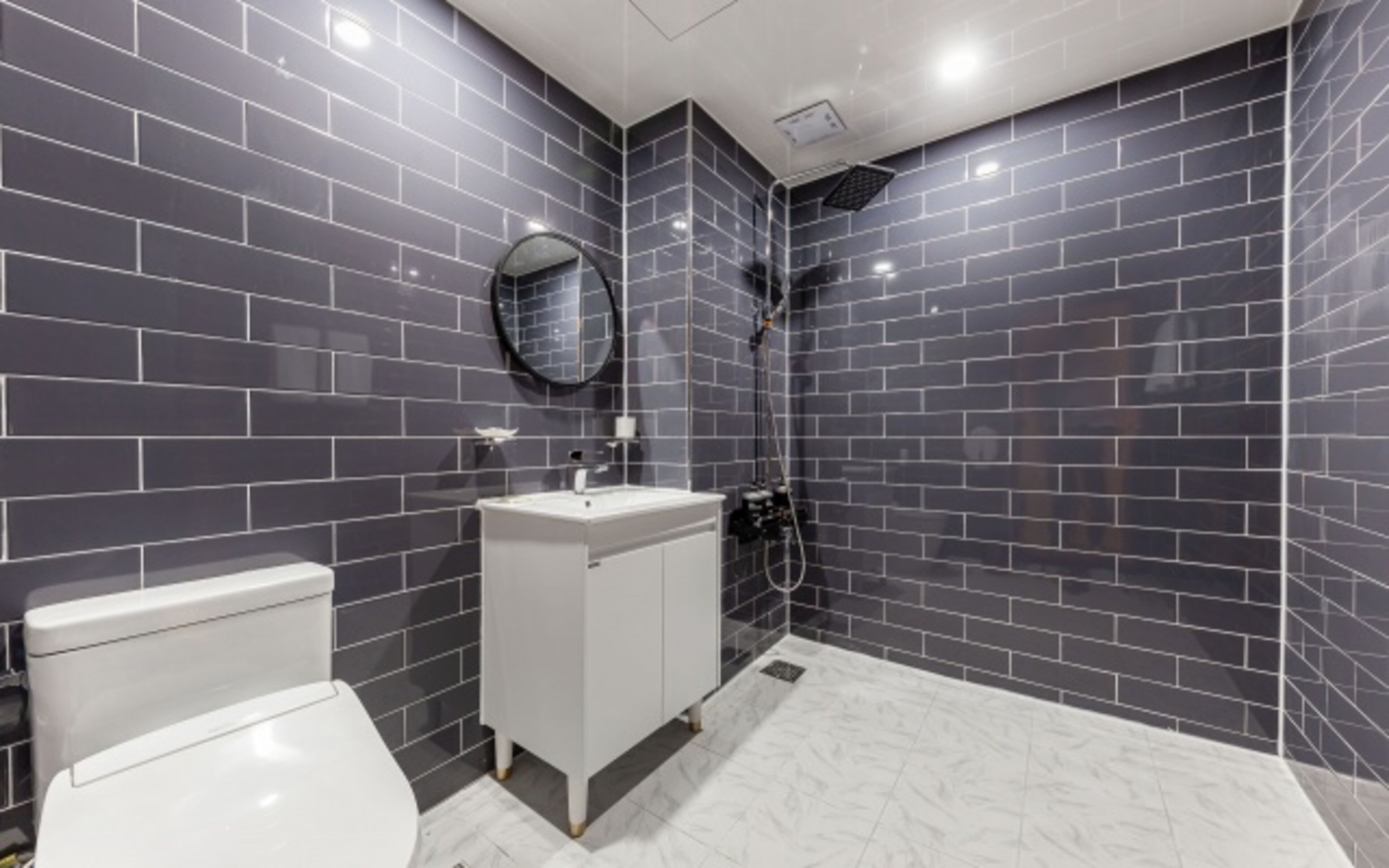 gold 2 pc battleground | bathroom | free toiletries, hair dryer, bathrobes, slippers