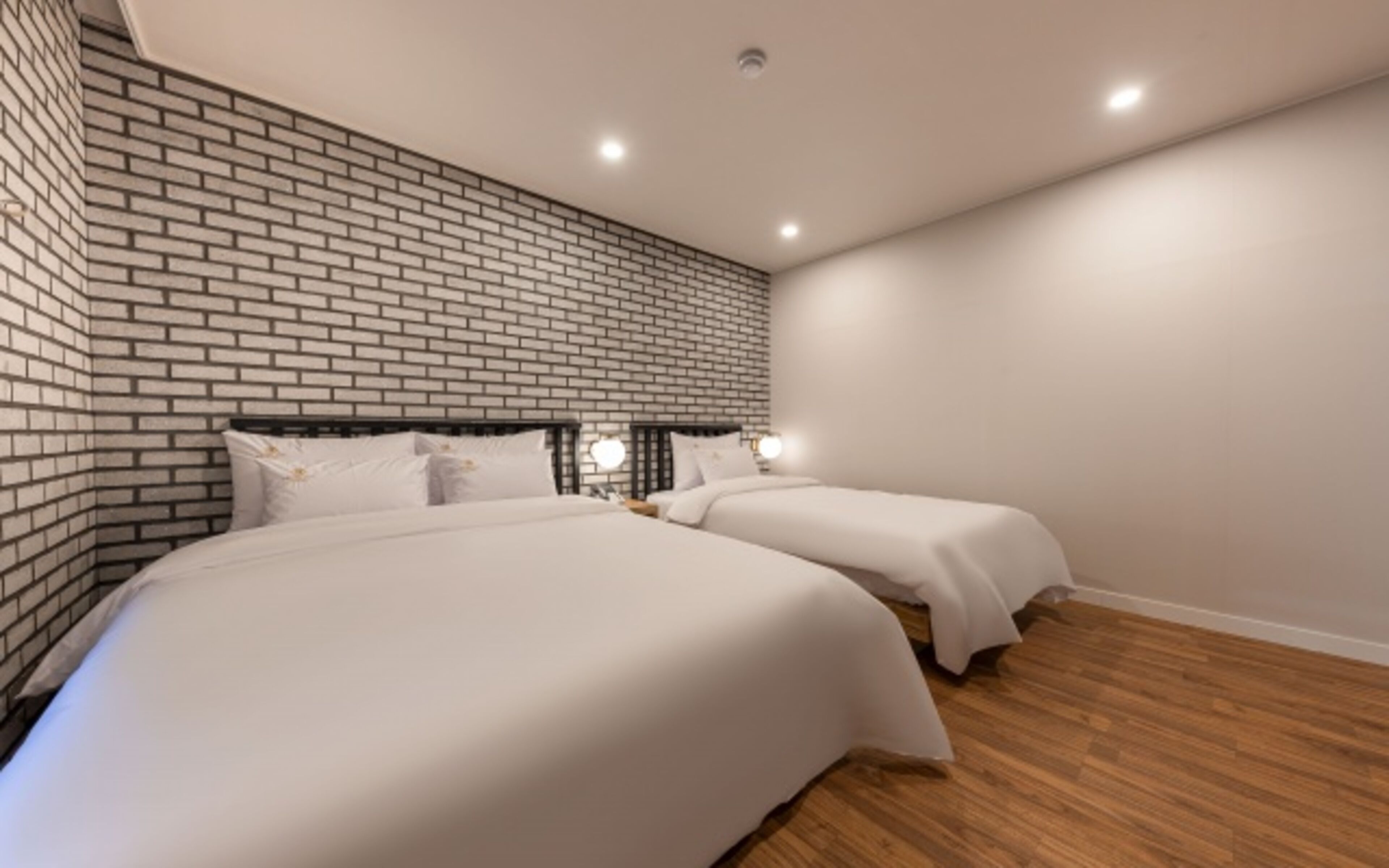 gold twin | free wifi