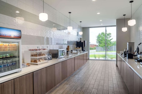 Free daily on-the-go breakfast. La Quinta Inn & Suites by Wyndham Tifton