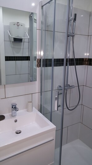 Sèche-cheveux, serviettes fournies, savon, shampoing