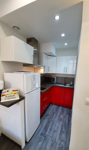 Fridge, microwave, stovetop, coffee/tea maker
