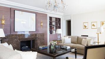 Uma sala de estar moderna com lareira, um sofá, uma mesa de centro e um candelabro.