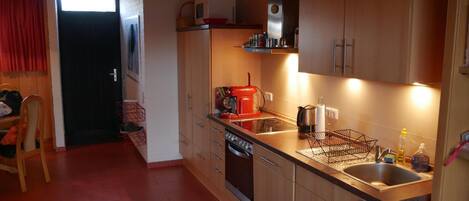 ثلاجة، ميكروويف، فرن، غسالة أطباق