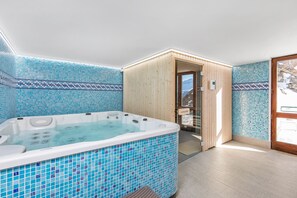 Indoor spa tub - Chalet Oliver by Skinetworks (Montvalezan)