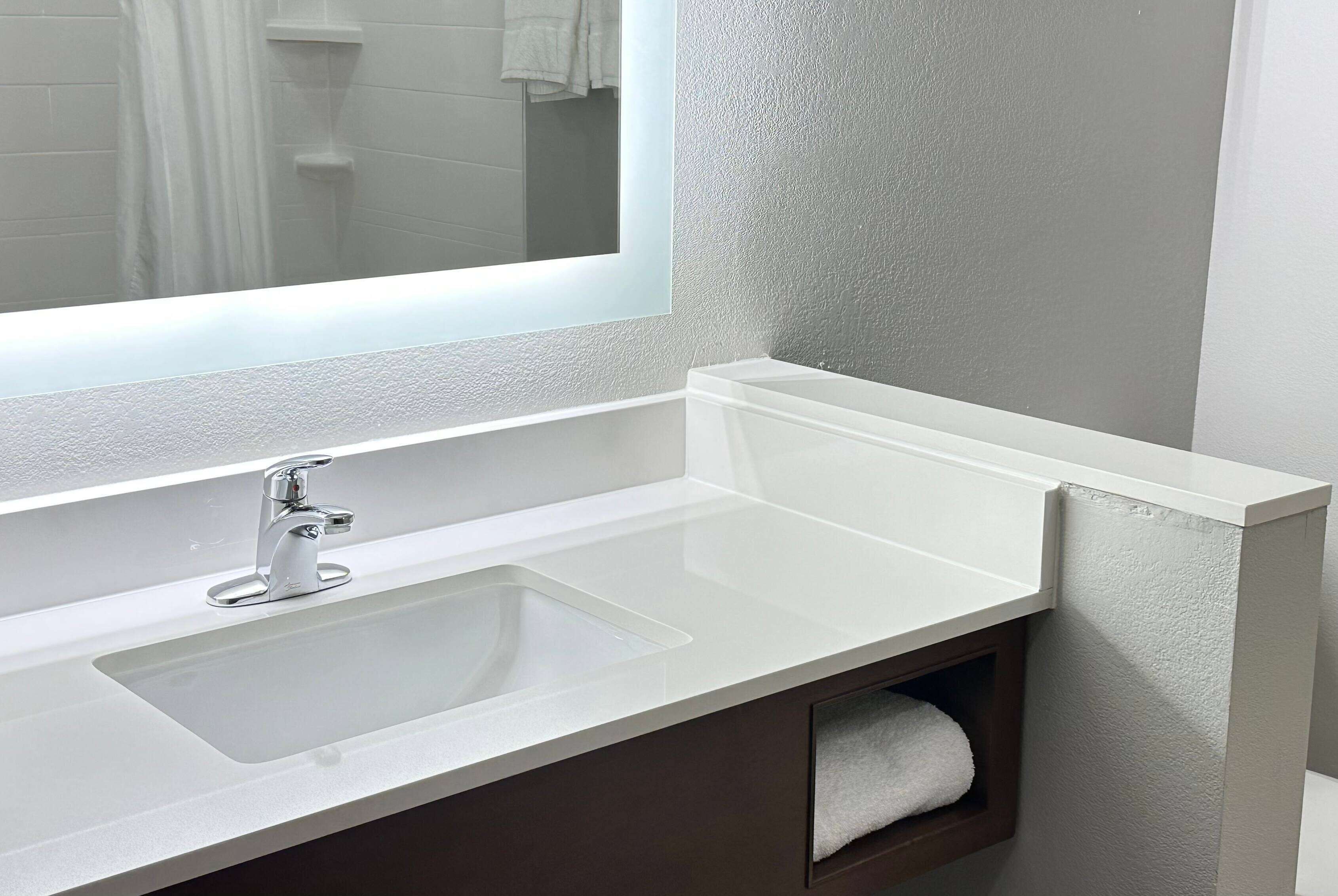 room, 1 king bed, non smoking | bathroom | free toiletries, hair dryer, towels, soap