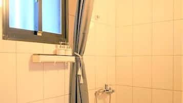 Ducha, artículos de tocador gratuitos, secador de pelo, pantuflas