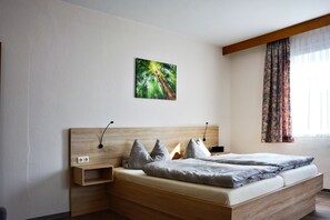 2 bedrooms, travel cot, WiFi, bed sheets