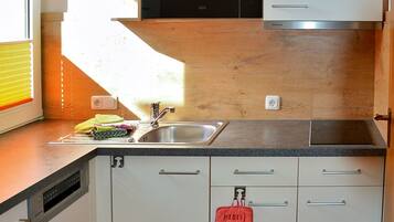 Kühlschrank, Mikrowelle, Hochstuhl