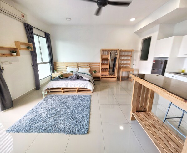 Studio (B-22-10) | Living area