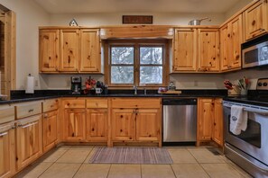 Fridge, oven, stovetop, dishwasher