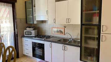KĂŒhlschrank, Mikrowelle, Ofen, Herdplatte